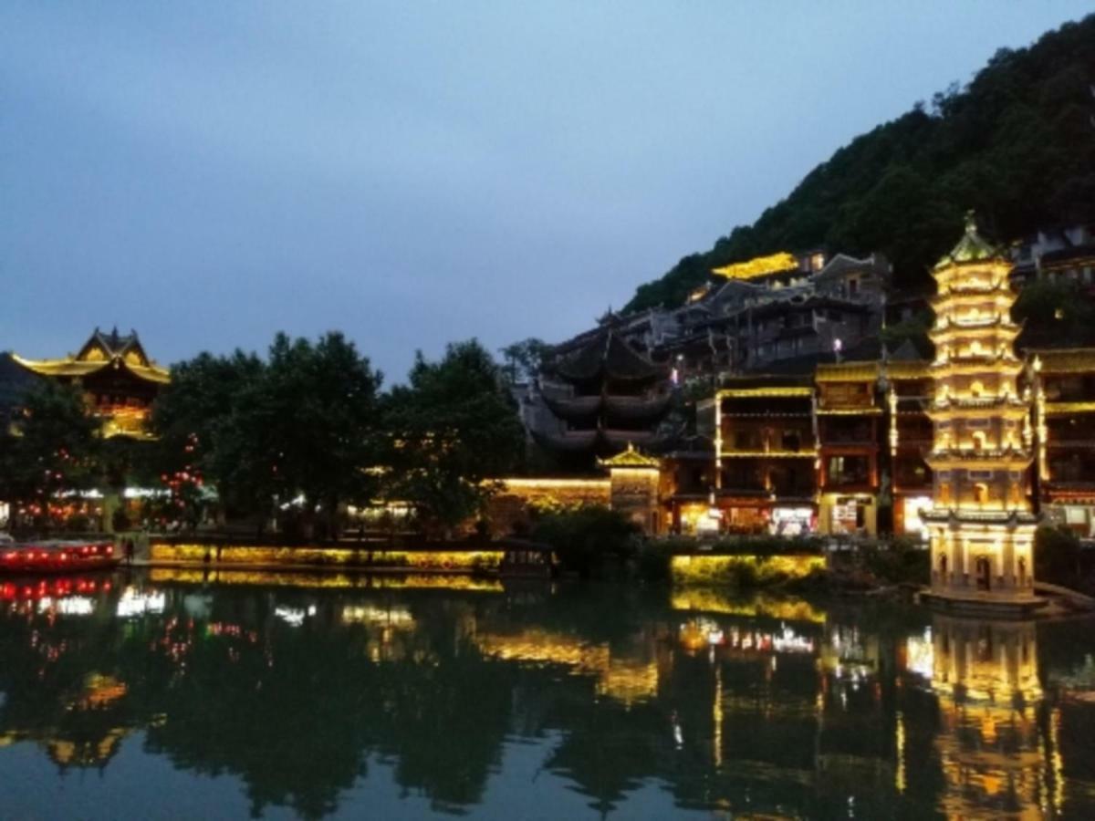 沱江缘民宿 Fenghuang County Exterior photo