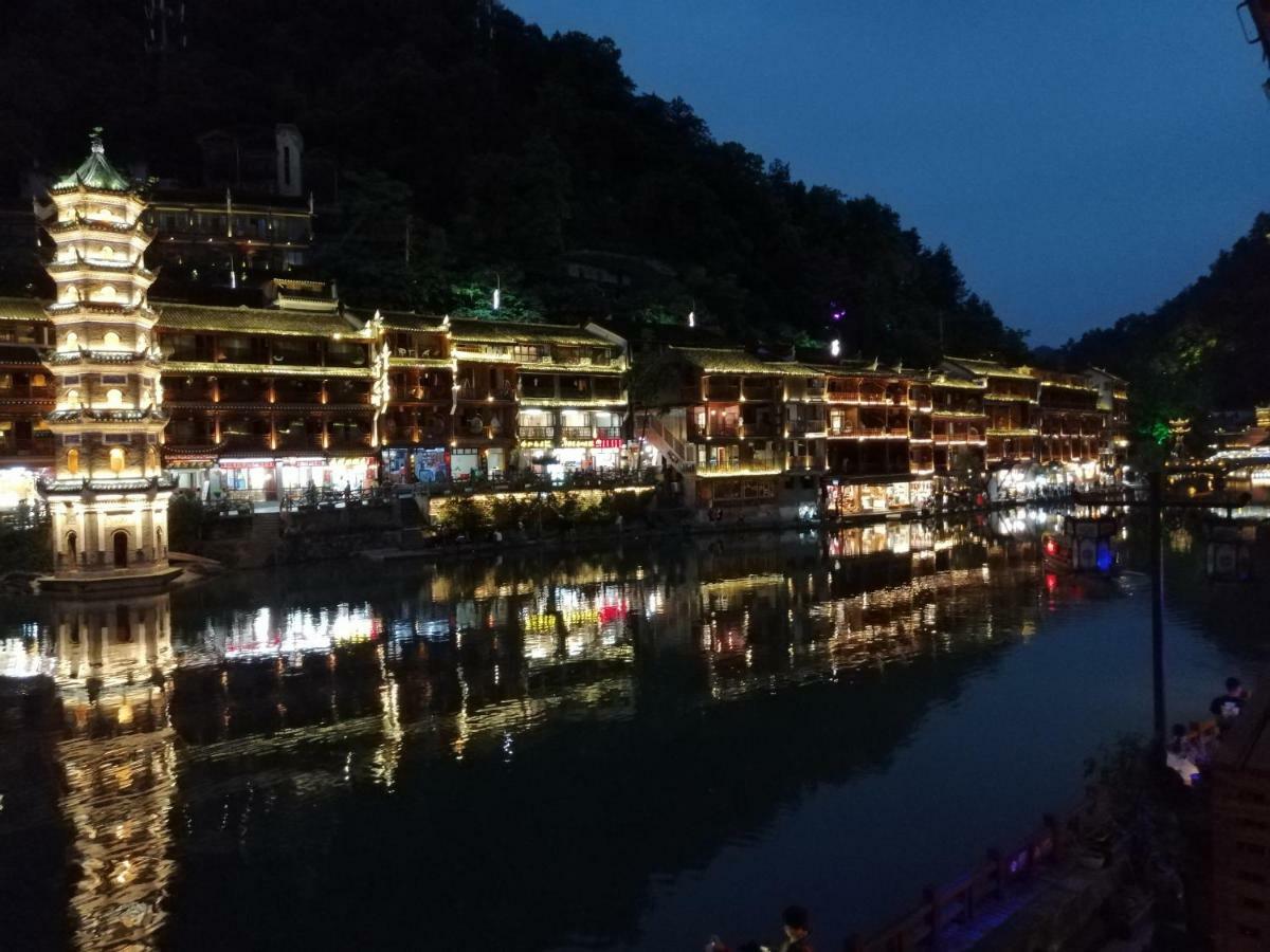 沱江缘民宿 Fenghuang County Exterior photo