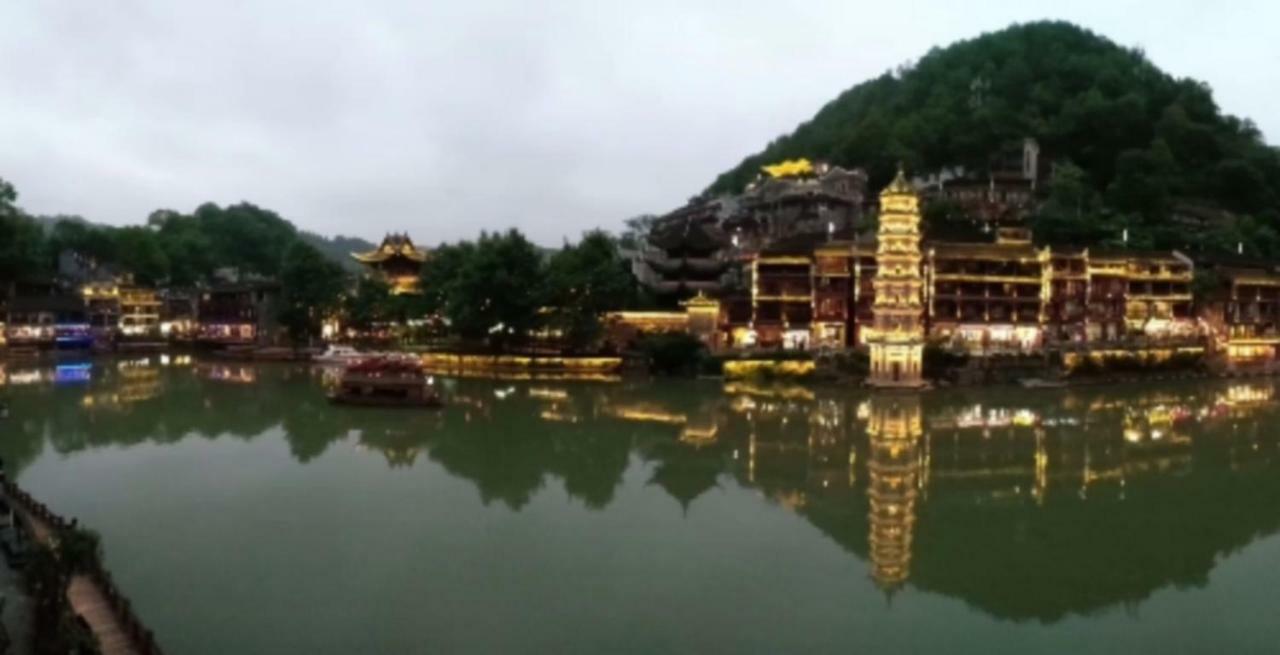 沱江缘民宿 Fenghuang County Exterior photo