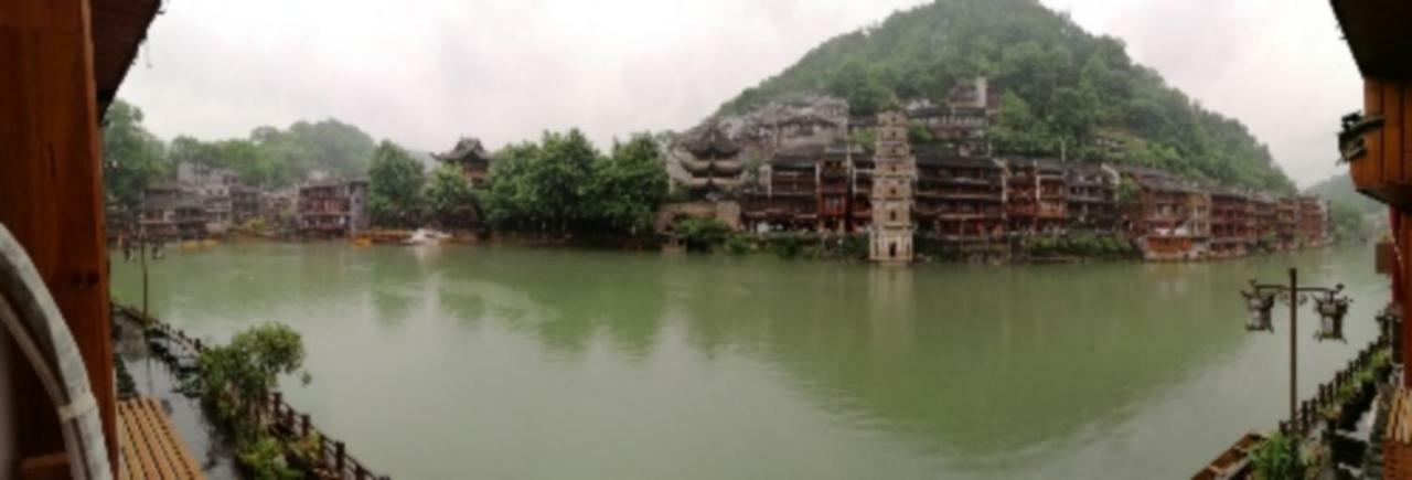 沱江缘民宿 Fenghuang County Exterior photo