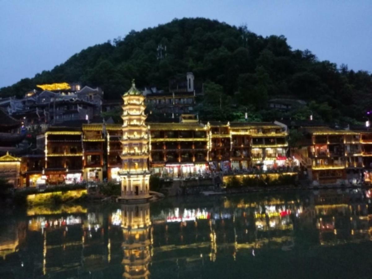沱江缘民宿 Fenghuang County Exterior photo