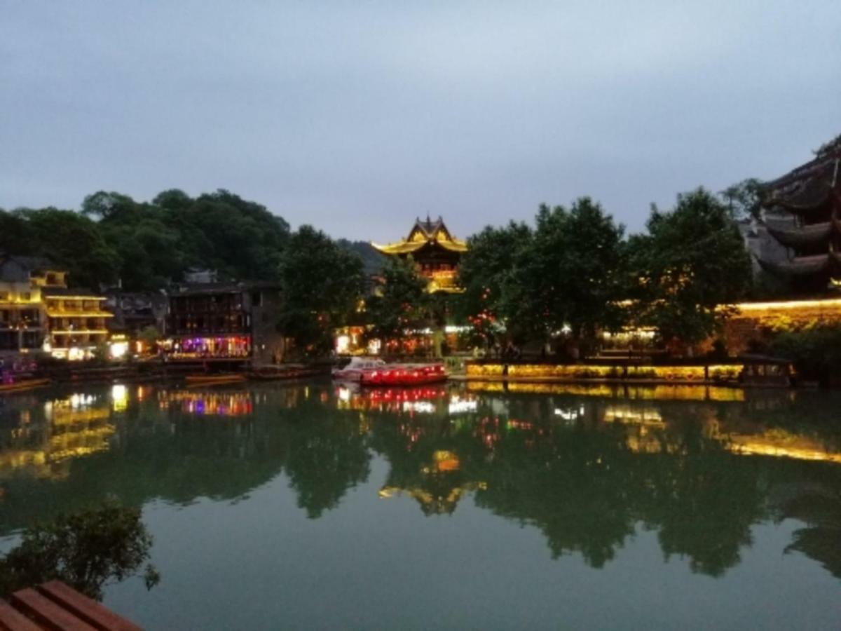 沱江缘民宿 Fenghuang County Exterior photo