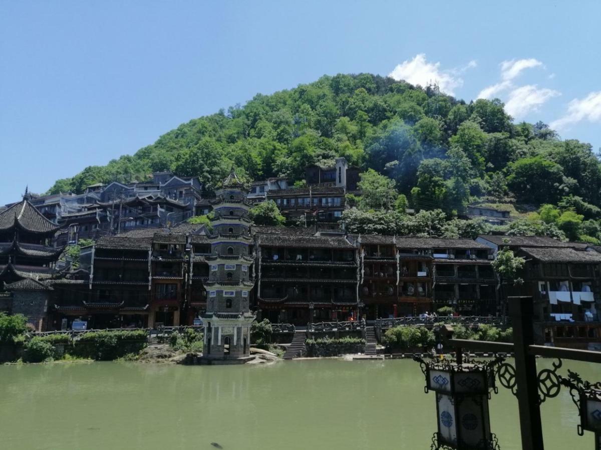 沱江缘民宿 Fenghuang County Exterior photo